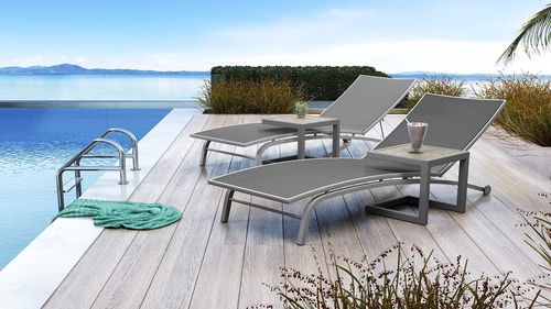 Leżaki na balkon, taras i do ogrodu – przyjemny relaks w każdych warunkach